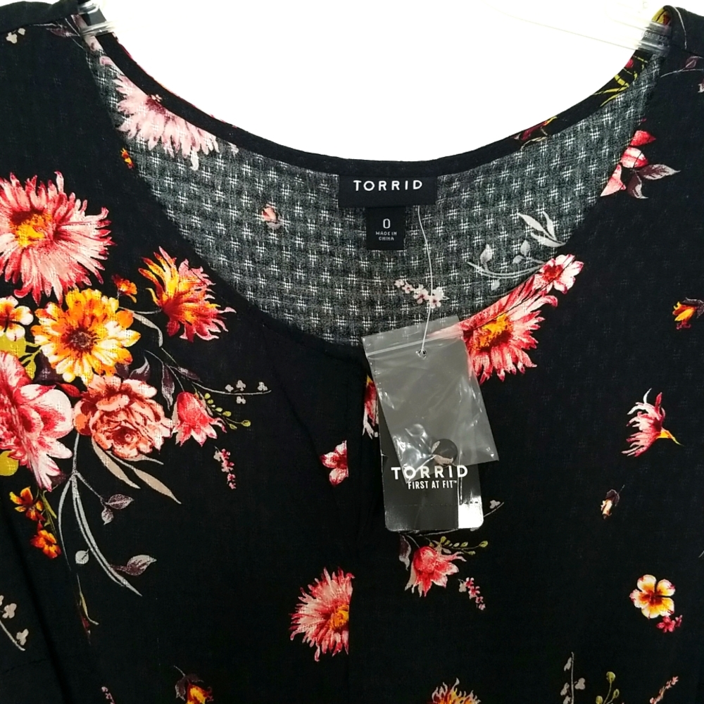 Torrid Romantic Floral Babydoll Blouse Stretch Waist Flutter Sleeves NWT - Picture 3 of 7